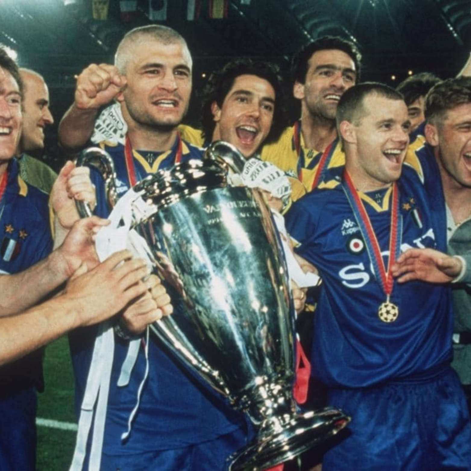 Retro Juventus Away Shirt 1995/96