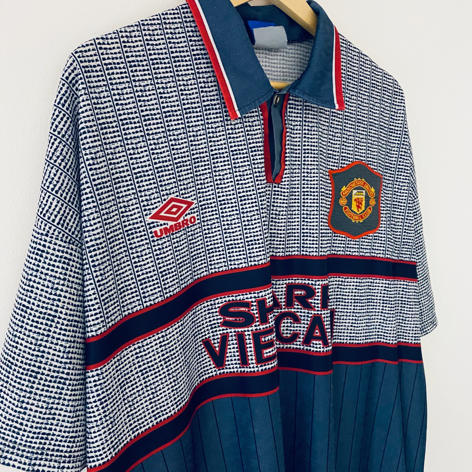 Retro Manchester United Away Shirt 1995/96